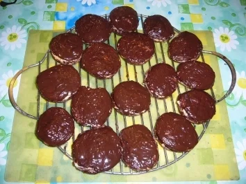 Rezept: Gebäck: Mohrenköpfe mit Pudding gefüllt Bild Nr. 5 Gebäck: Mohrenköpfe mit Pudding gefüllt - Rezept - Bild Nr. 5