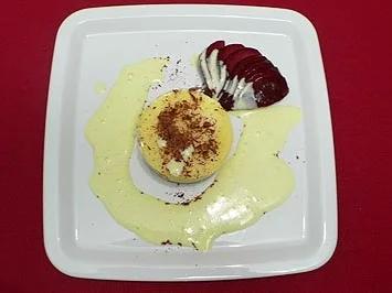 Gewürztraminercreme mit Cassis-Birne - Rezept