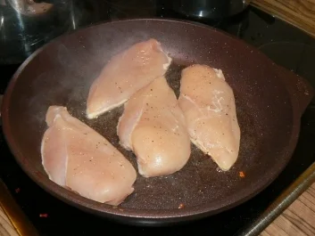 Hähnchenbrustfilet mit einer scharfen Mozzarella-Paprika Kruste - Rezept