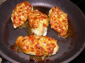 Hähnchenbrustfilet mit einer scharfen Mozzarella-Paprika Kruste - Rezept