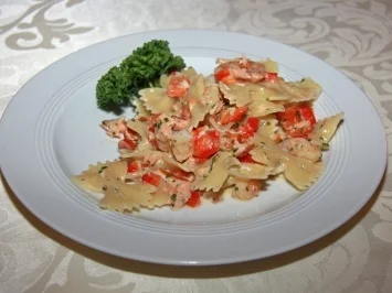 Farfalle in Lachs-Garnelen-Rahm - Rezept