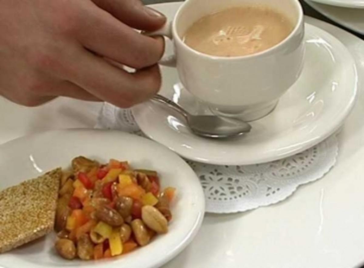 Cappuccino vom roten Curry, dazu Paprika-Erdnuss-Salat u. Sesamplätzchen - Rezept