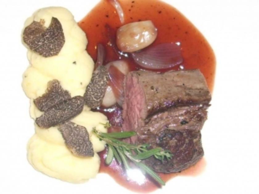 Rinderfilet auf Rotweinschalotten an getrüffeltem Kartoffelpüree ...