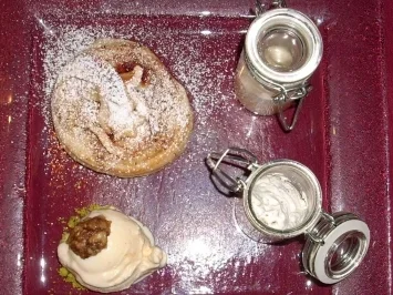 Tarte Tatin mit Vanilleeis, Calvadossoße u. Ahornsirup- Sahne - Rezept