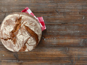 Frieren Sie Brot ein und backen Sie es jeden Tag frisch auf - Tip