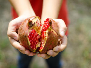 Granatapfel öffnen – ohne „Blutvergießen“ - Tip