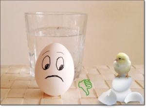 Ein Tipp, um das rohe Ei zu überprüfen, ob es noch frisch ist. - Tip