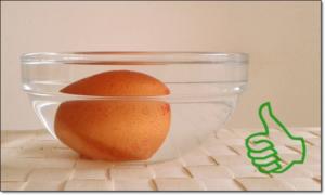 Ein Tipp, um das rohe Ei zu überprüfen, ob es noch frisch ist. - Tip
