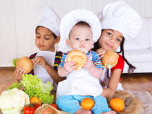 Kleinkinder verweigern in einem bestimmten Alter oft feste Nahrung - Tip