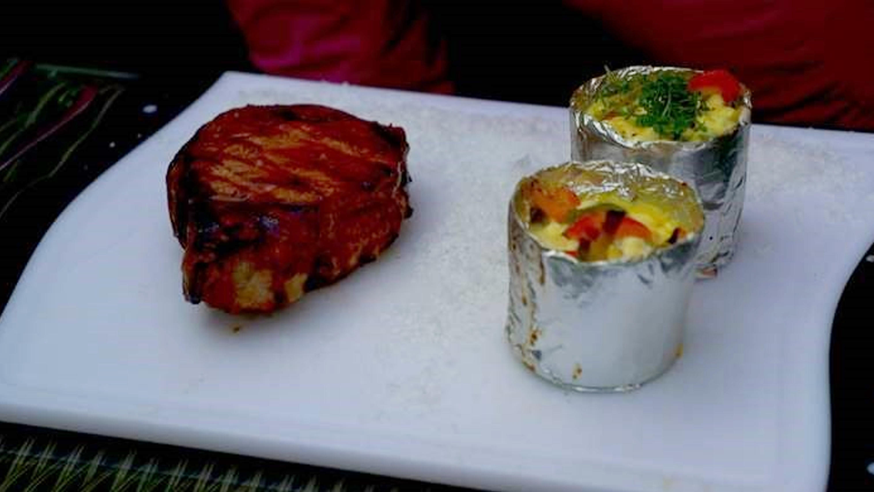 Außergewöhnliche Gillrezepte von Grill-Vizeweltmeisterin Bettina Seitz Nackensteak mit Blaubeer-Kirsch Glasur und Nudeln