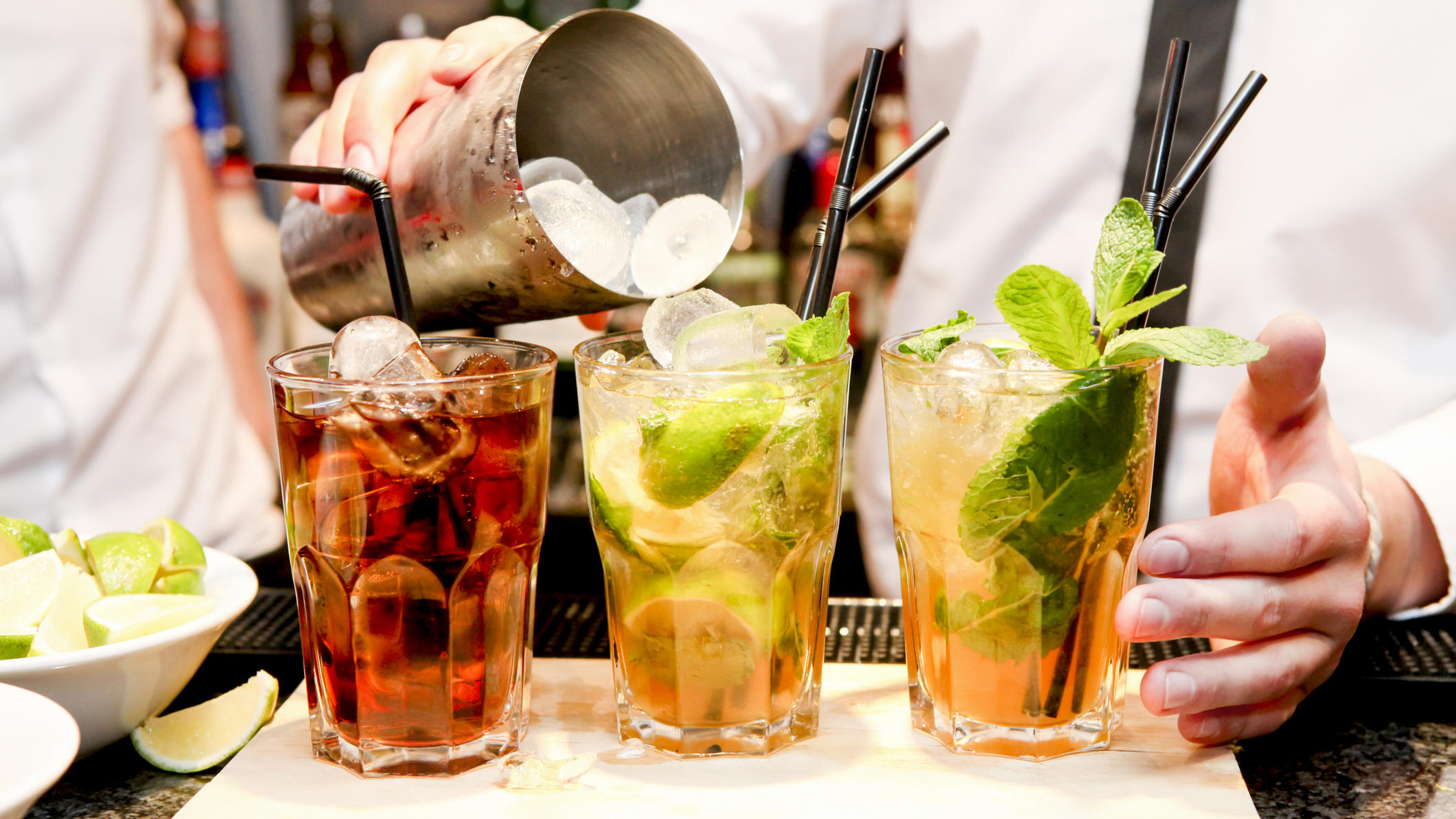 Happy Hour to go: Cocktails gibt es jetzt zum Sprühen! Barkeeper mixt Cocktails.