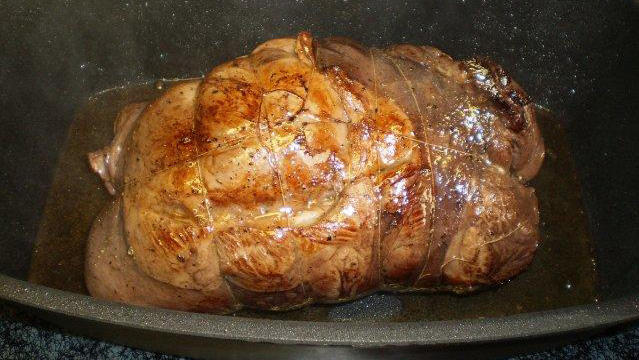 Fleischgerichte: Unsere zehn schönsten Fleischrezepte Bei Niedrigtemperaturen butterzart geschmort: Rehkeule.