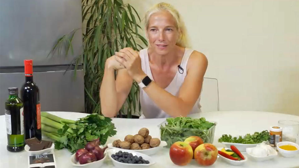 Sirtfood-Diät: Abnehmen mit Wein und Schokolade – funktioniert das? Ernährungswissenschaftlerin Ursula Klein mit Lebensmitteln für die "Sirtfood"-Diät.