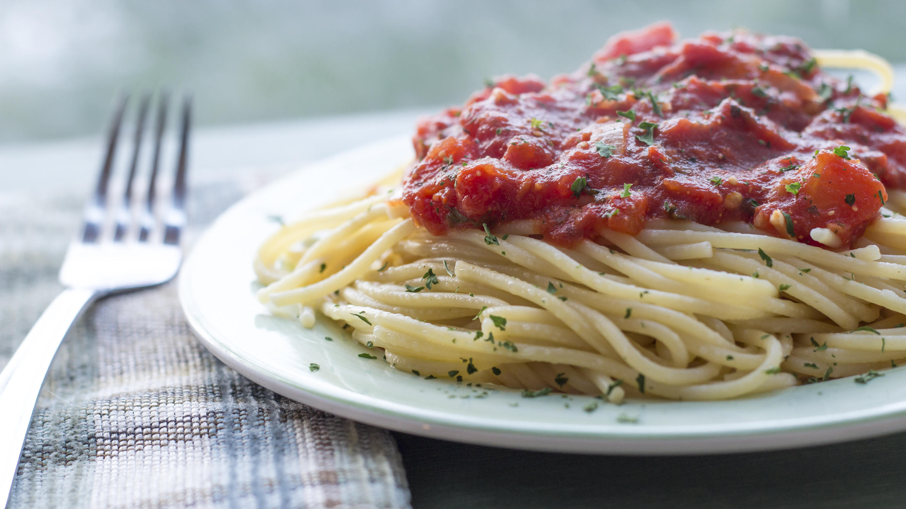 Tomatensoße wie bei Mama - mit nur fünf Zutaten Spaghetti mit selbstgemachter Tomatensoße