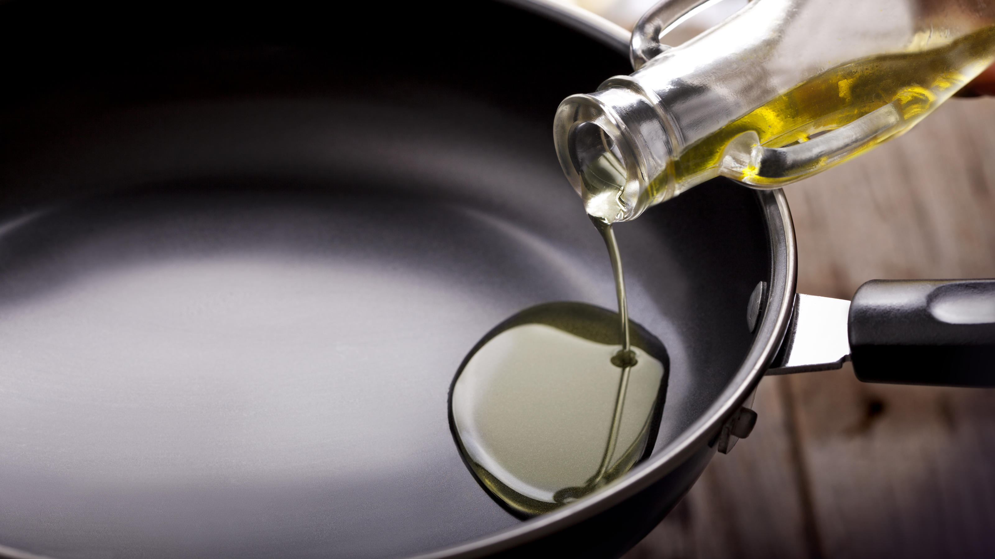 Diese fatalen Bratpfannen-Fehler macht fast jeder pouring eating oil in frying pan