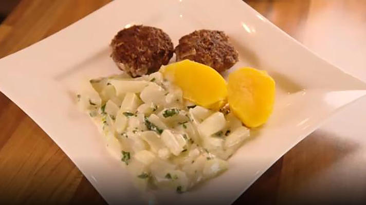 Rezept zum Nachkochen: Kohlrabi mit saftigen Frikadellen und Salzkartoffeln Kohlrabi mit Salzkartoffeln und Frikadellen