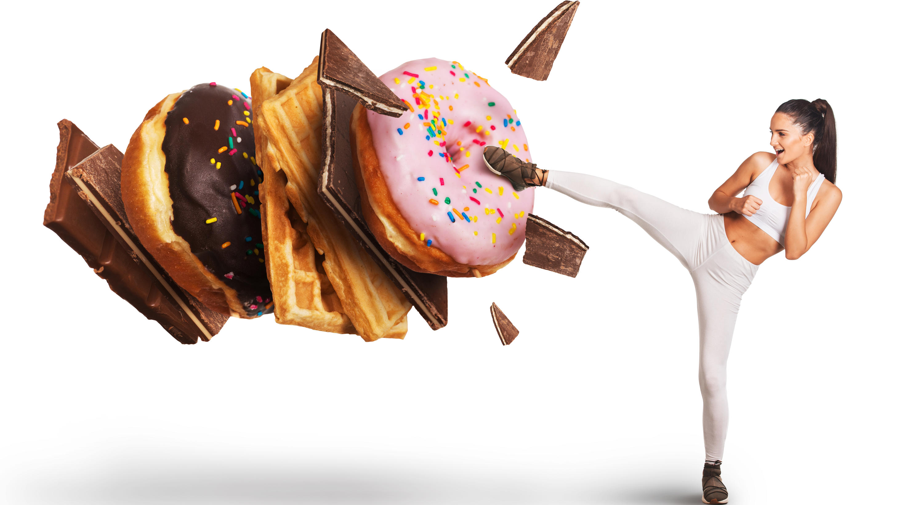 8 praktische Tipps: Weniger Zucker im Alltag - los geht’s! Junge Frau kämpfte gegen Süßigkeiten und Bonbons