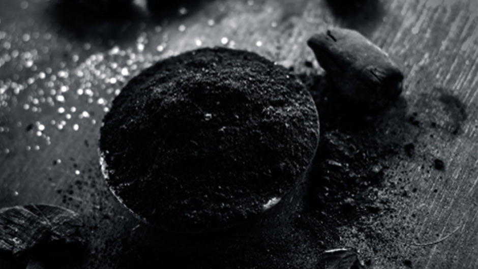 Wer sicher sein will, dass Aktivkohle im Produkt enthalten ist, sollte die Liste der Inhaltsstoffe nach „charcoal“ durchsuchen.