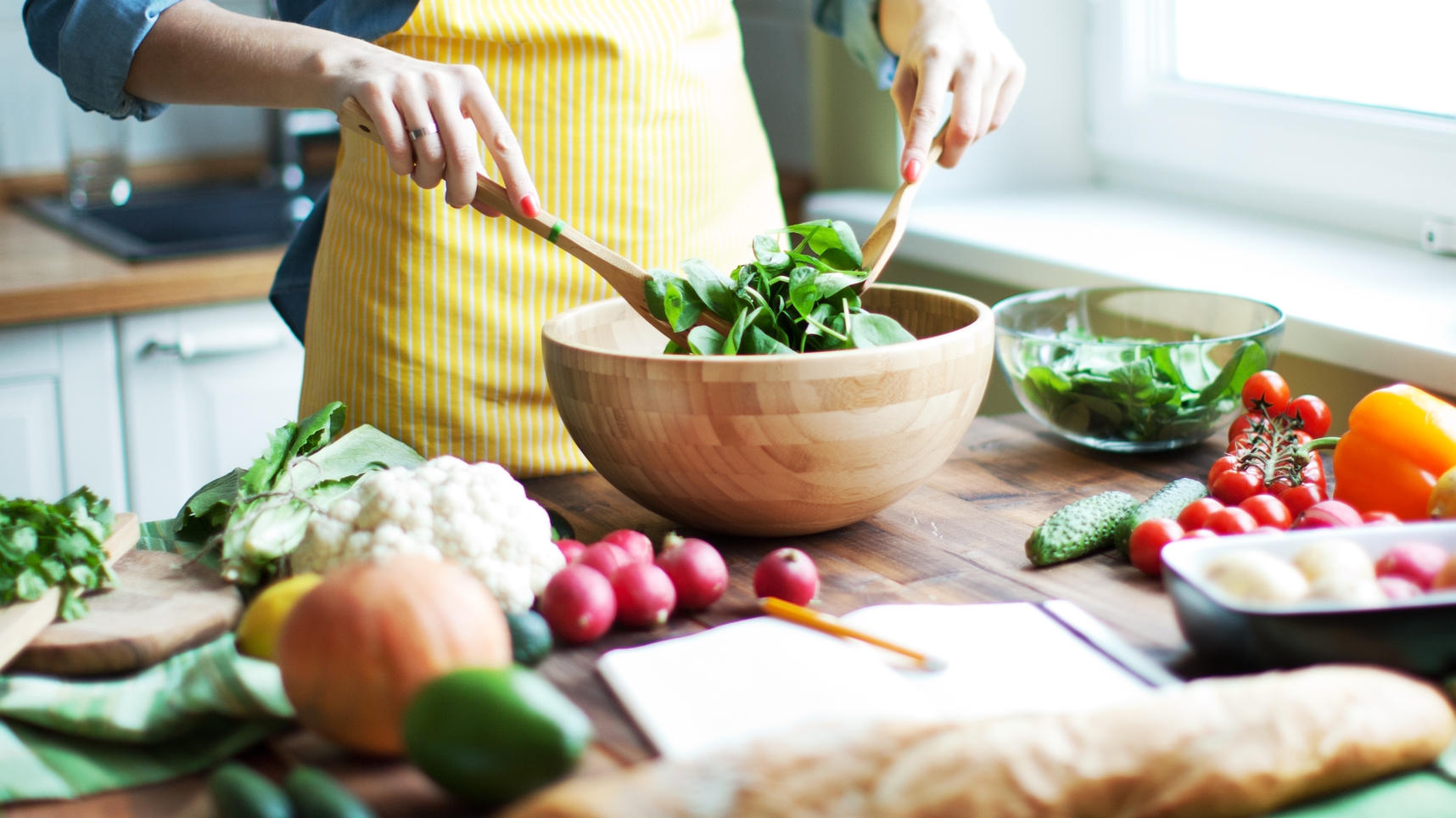 Schwarze Smoothies sind DER Detox-Trend: Mit Aktivkohle entgiften Woman cutting vegetables at the kitchen