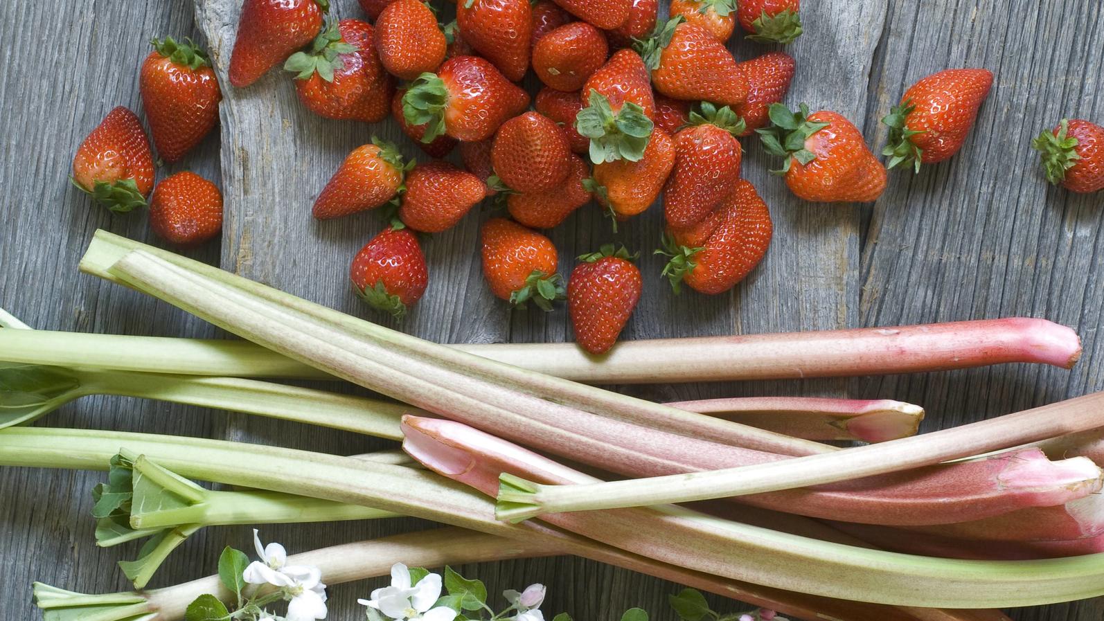 Saisonkalender Mai: Dieses heimische Obst und Gemüse gibt es gerade Erdbeeren und Rhabarber