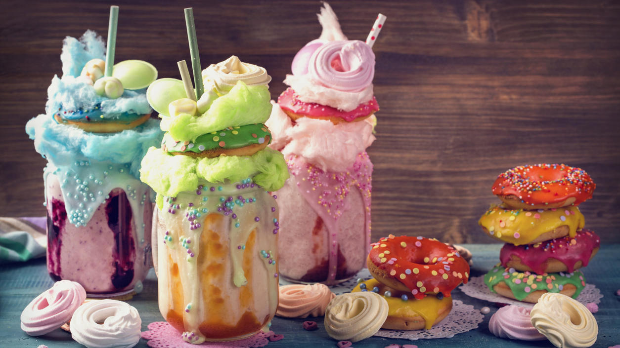 Freakshakes: Der Kalorien-Koloss unter den Milchshakes zum Selbermachen Freakshakes mit Donuts und viel Süßkram.