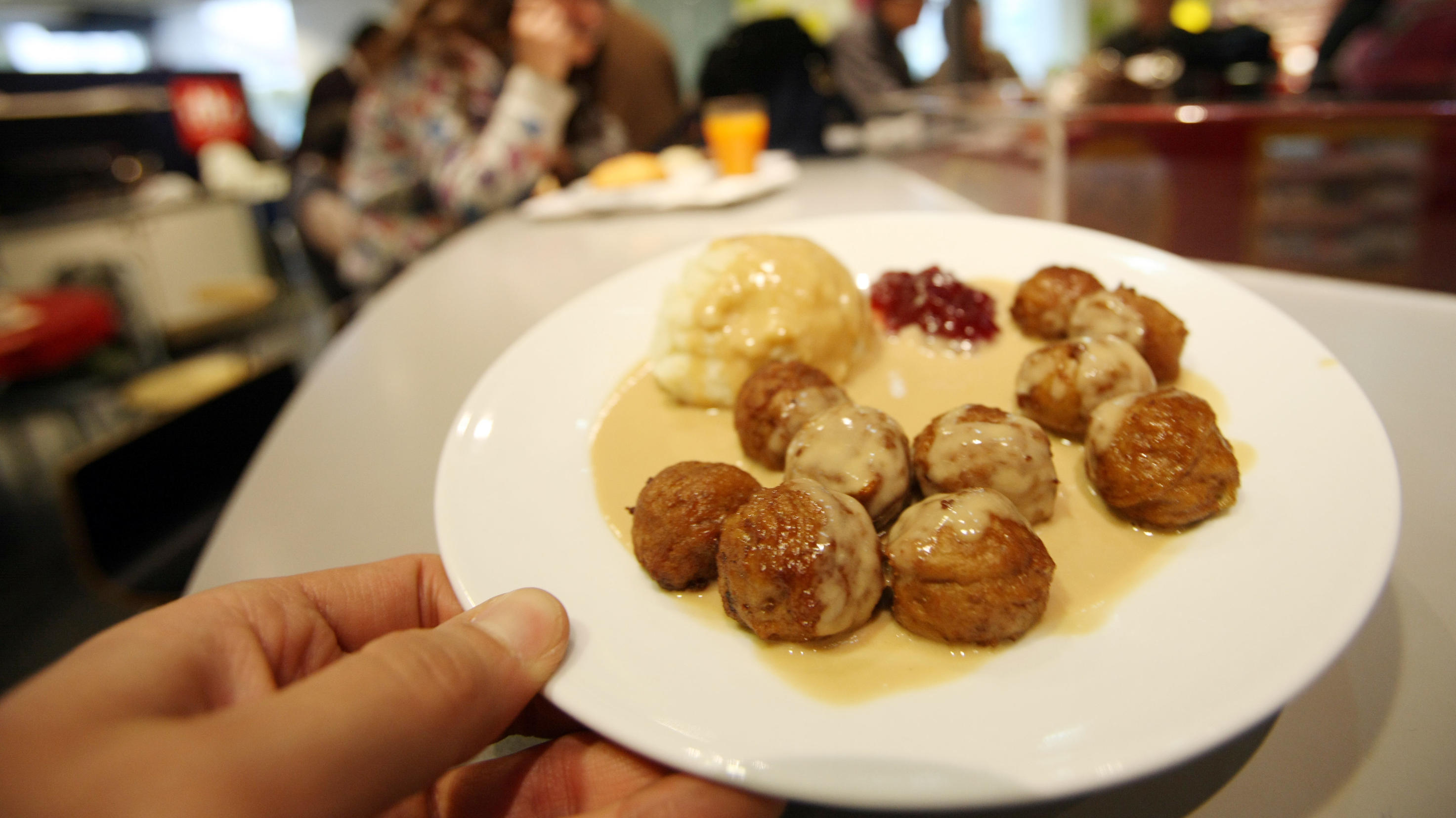Aus Pflanzenproteinen: Ikea möchte bald vegane Köttbullar anbieten Teller mit Köttbullar in einem chinesischen IKEA in Shanghai