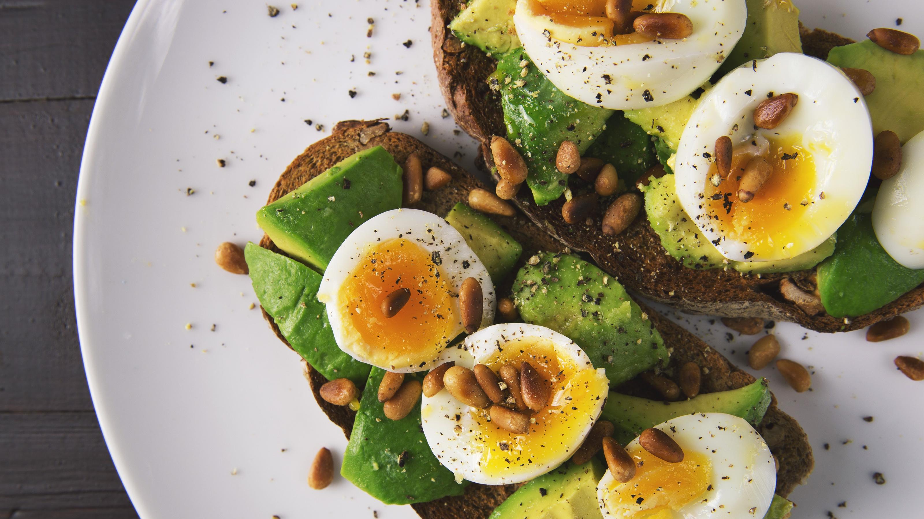Ist das die erste Diät, die wirklich funktioniert? Vollkornbrot mit Avocado und Ei
