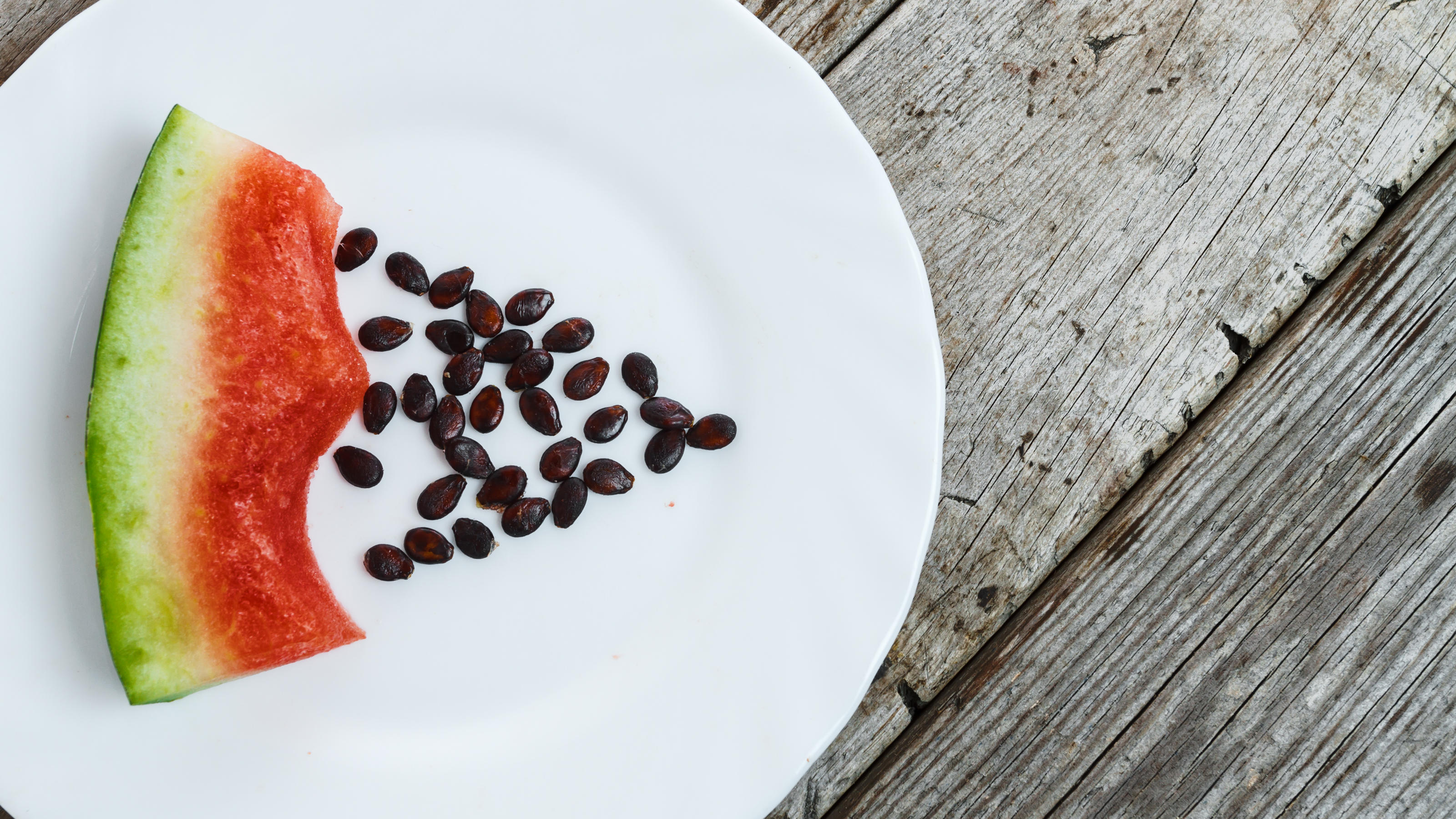 Wassermelonen-Kerne: So gesund ist das, was wir sonst ausspucken Die Kerne sind das gesündeste an der Wassermelone.