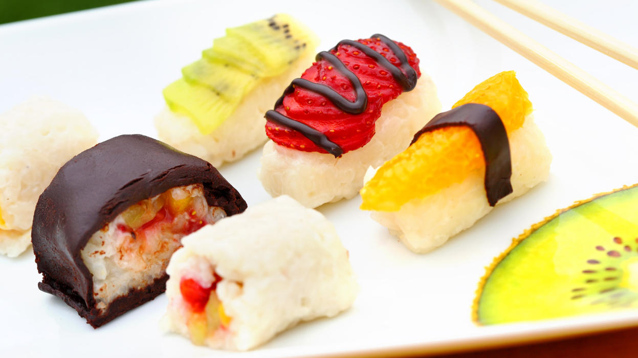 Sommerlich frisch: Süßes Sushi mit Früchten - kochbar.de