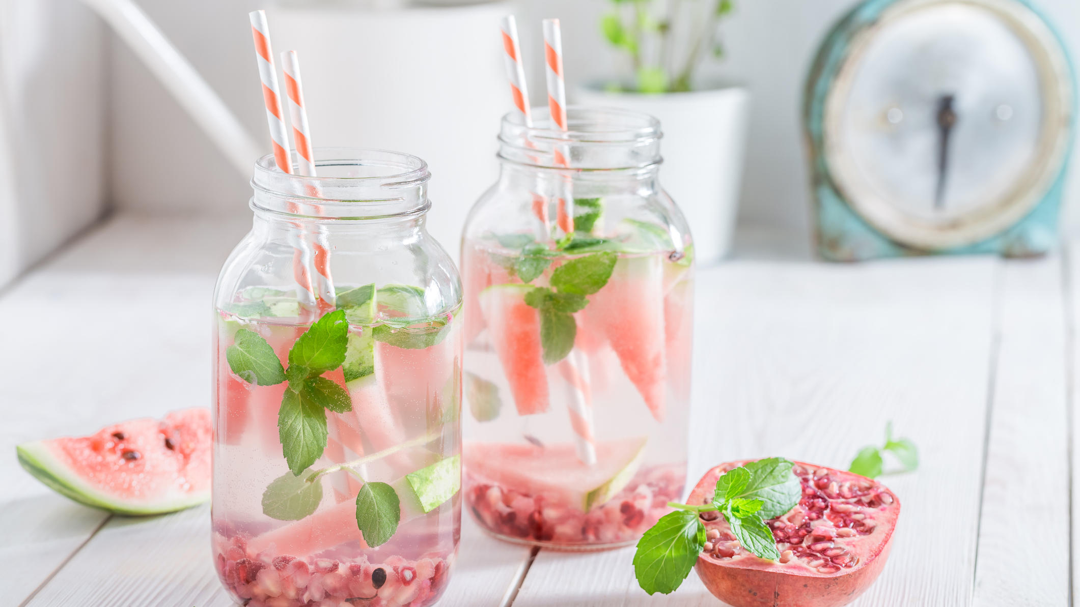 Detox-Wasser selber machen: Lecker, gesund, erfrischend - 3 Rezepte Detox-Wasser mit Granatapfel und Wassermelone.