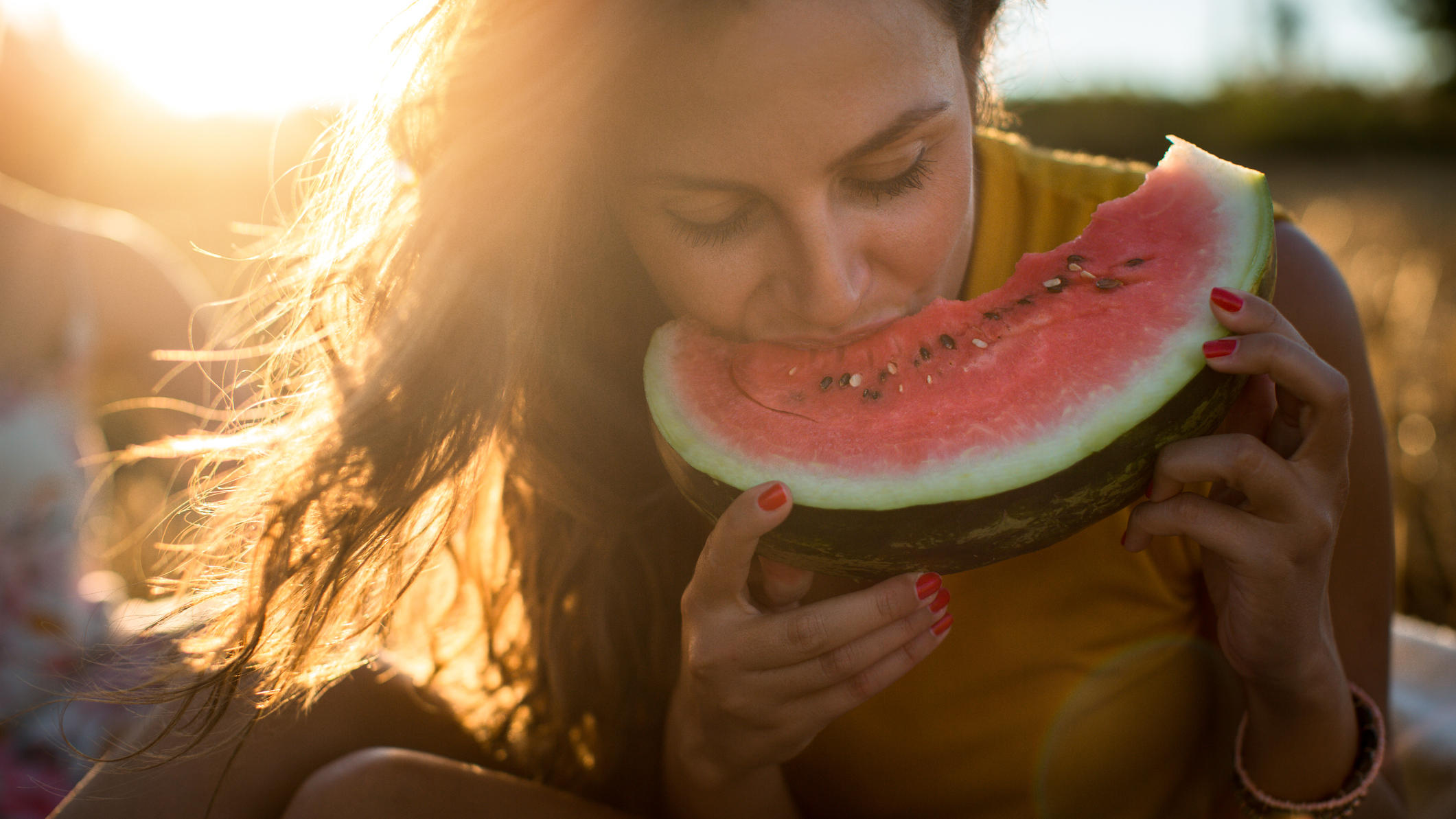 Eating watermelon. Фотосессия с арбузом. Девушка с арбузом. Фотосессия с арбузом девушки. Красивая девушка с арбузом.