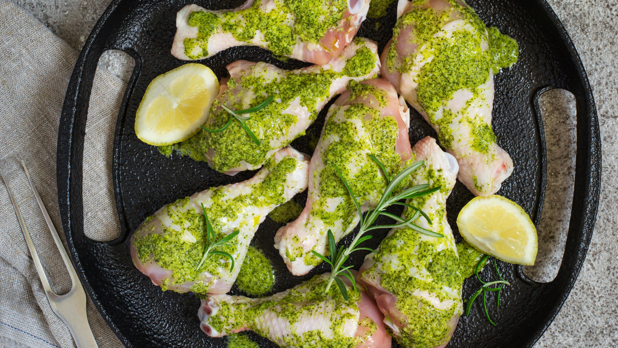 Pesto: Die perfekte Sauce für den Grillabend Hähnchen mariniert mit grünem Pesto.