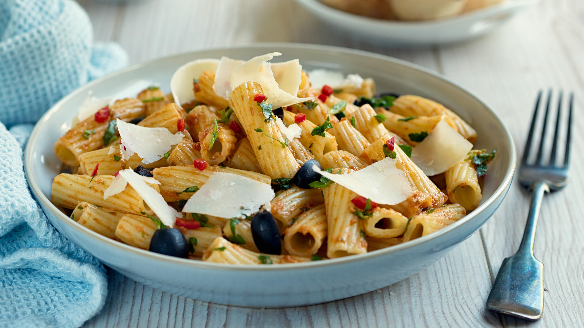 Pesto: Die perfekte Sauce für den Grillabend Italienischer Nudelsalat mit rotem Pesto, Parmesankäse und Oliven.