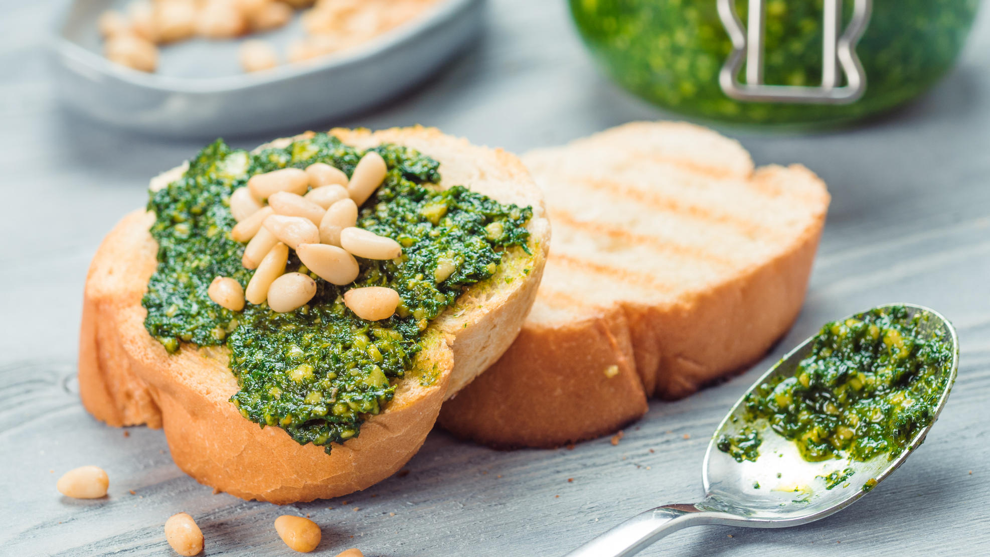 Pesto: Die perfekte Sauce für den Grillabend Baguette mit grünem Pesto und Pinienkernen.