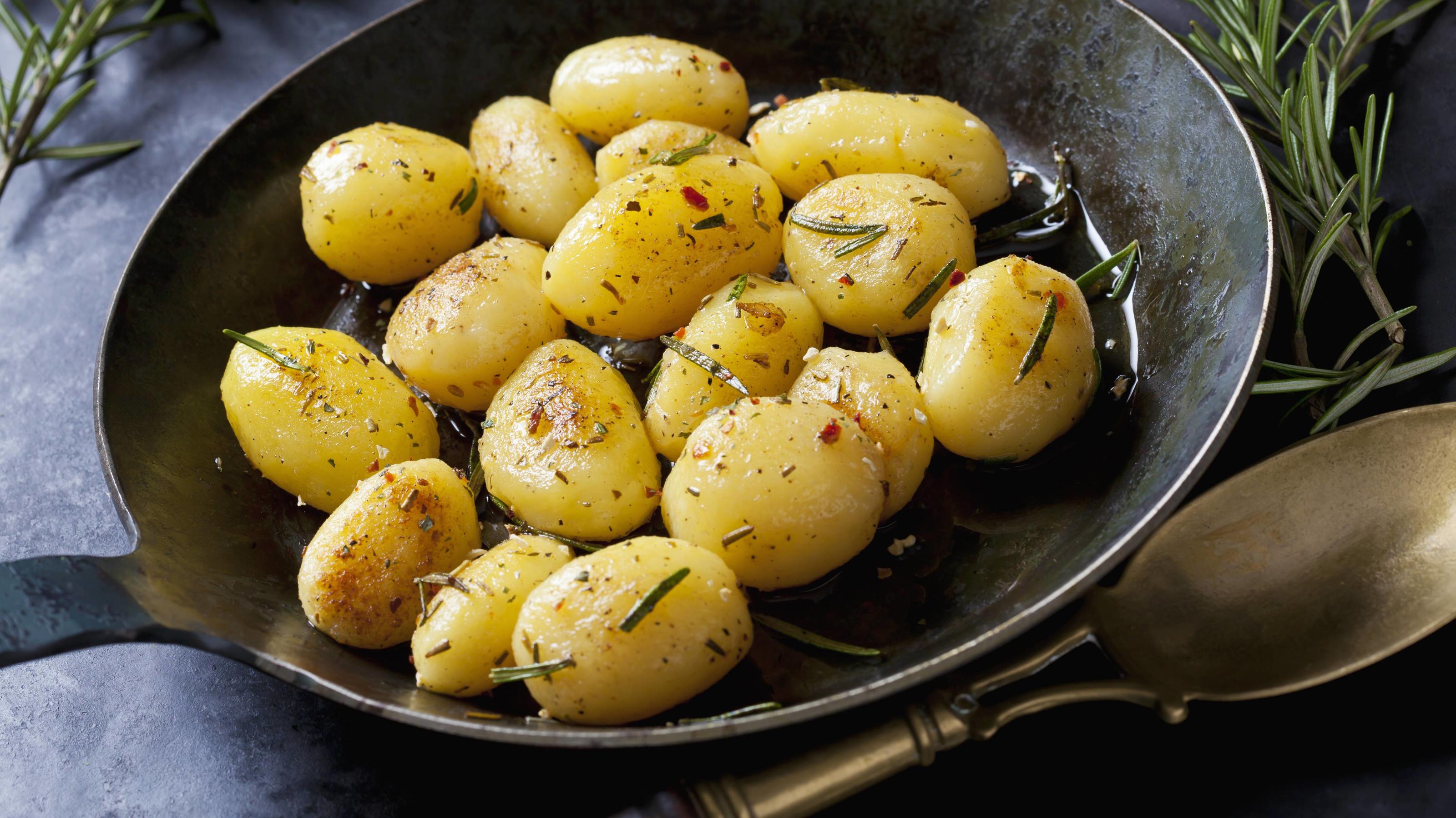 Kartoffeln sind total beliebt - und das zu Recht! Fried potatoes with rosmary in pan PUBLICATIONxINxGERxSUIxAUTxHUNxONLY CSF29013