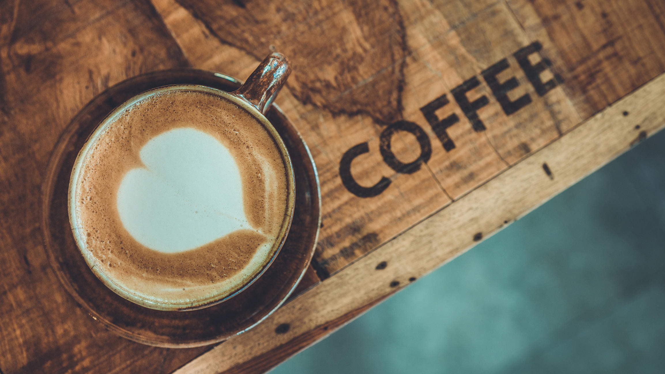 Mit einem Milchaufschäumer köstliche Kaffeekreationen zaubern Milchkreationen wie im Café