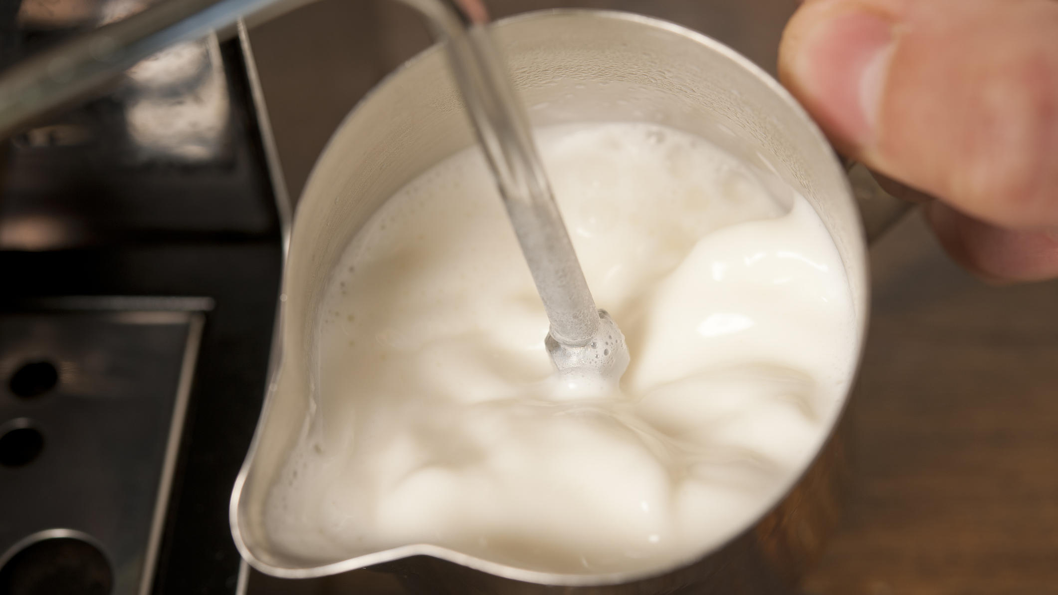 Mit einem Milchaufschäumer köstliche Kaffeekreationen zaubern Die richtige Milch entscheidet über die Qualität des Milchschaums