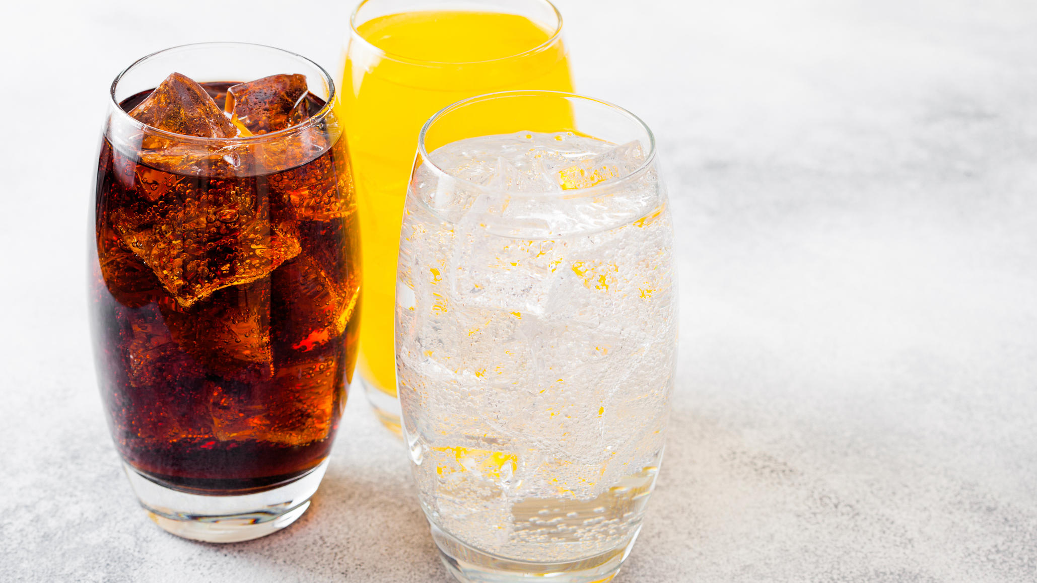 Wer Softdrinks trinkt, soll früher sterben – vor allem bei Light-Produkten Softdrinks in Gläsern