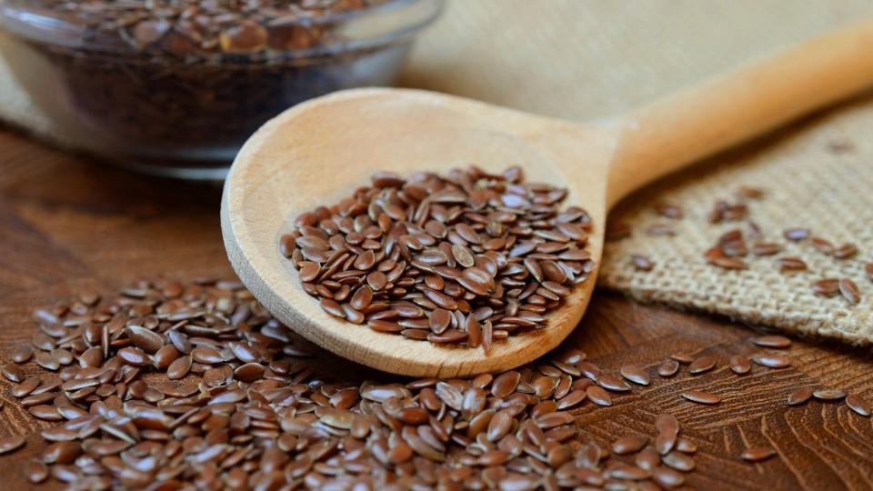 Backen und kochen ohne Eier: Die elf besten Ei-Alternativen Leinsamen sorgen dafür, dass sich die Backzutaten mischen und der Teig schön locker wird.