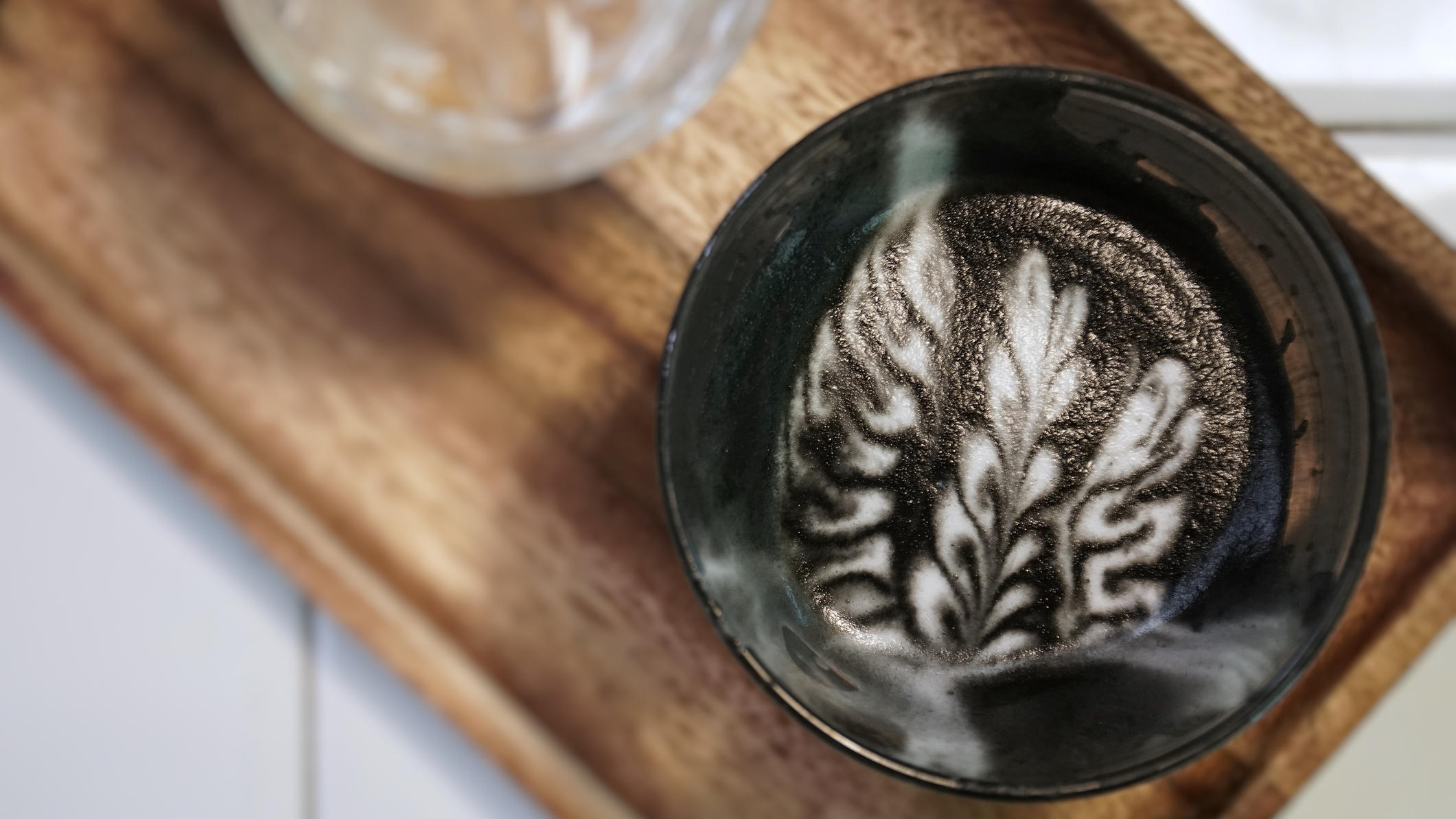 Kunterbunter Kaffee-Traum: Diese bunten Latte macchiatos sind echte Hingucker Tiefschwarzer Kaffee