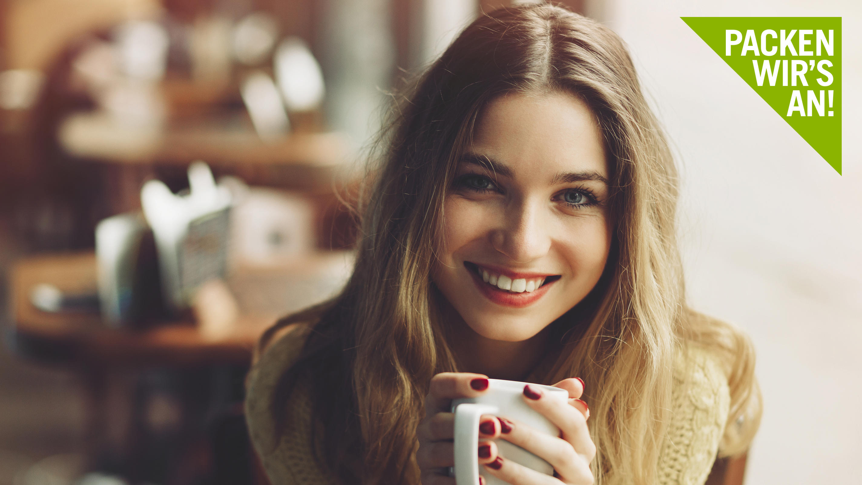 Total simple Rezepte: Kokos-, Mandel- oder Hafermilch selber machen! Frau trinkt Kaffee