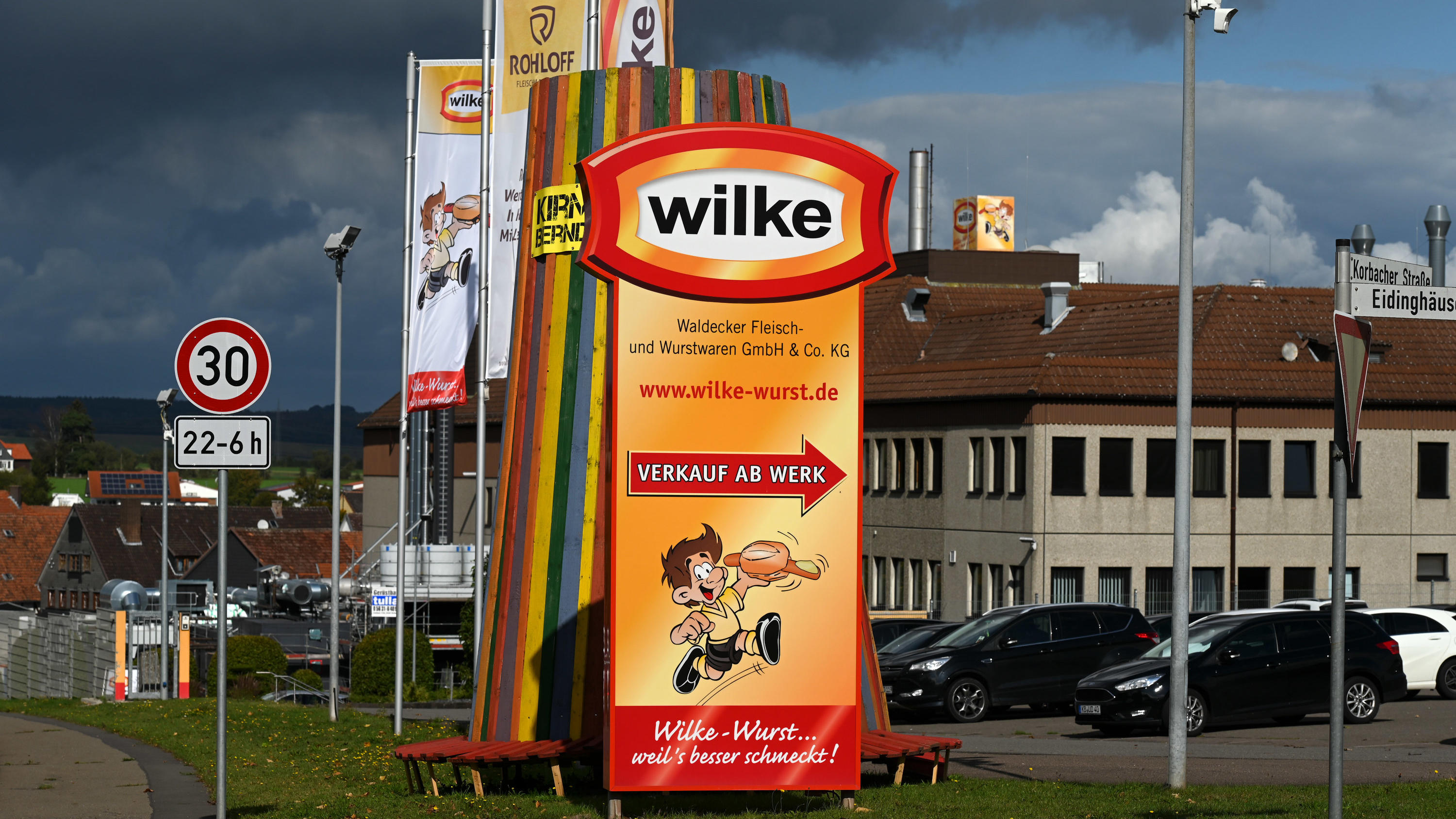 Wilke Wurstwaren: Nun wurde das 3. Todesopfer bestätigt 02.10.2019, Hessen, Twistetal: Blick auf die Produktionsgebäude des Fleischherstellers Wilke Wurstwaren. Nach zwei Todesfällen durch Keime in Wurstwaren muss der Hersteller die Produktion stoppen. (zu dpa: "Keimbelastete Wurst - Foodwatch verlangt Kl
