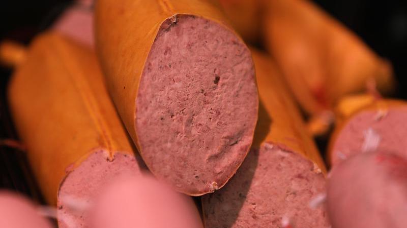 Kaufland ruft mehrere Sorten Leberwurst zurück Leberwurst liegt in der Auslage