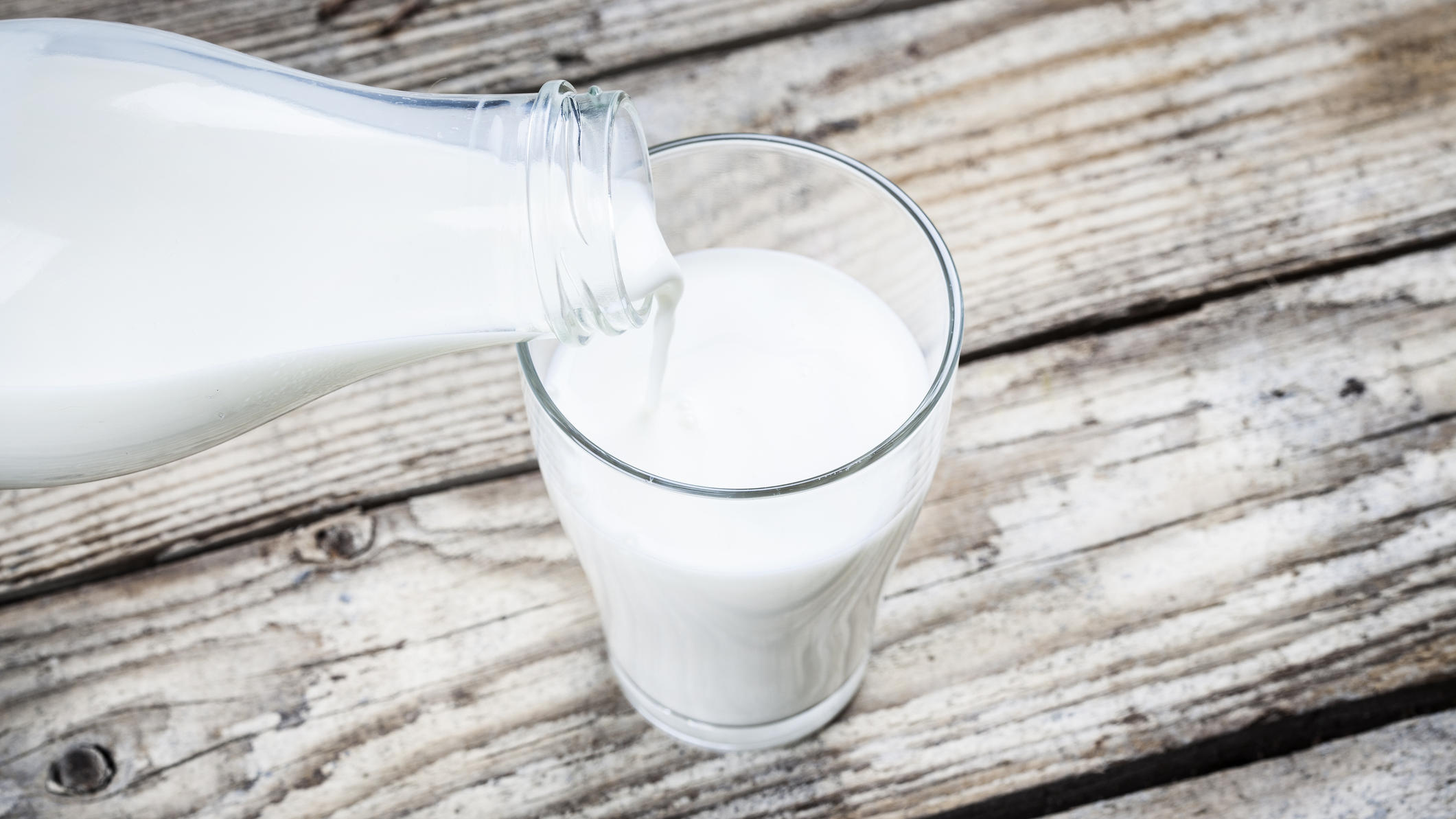 Frische fettarme Milch zurückgerufen - Eigenmarken von Rewe, Aldi, Lidl & Co. betroffen Milch wird in Glas eingeschenkt.