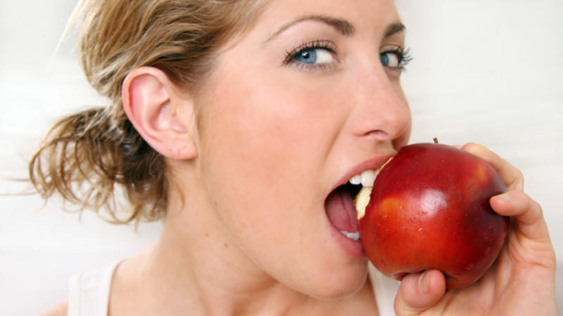Apfel: Vitamine machen dieses Obst so gesund Mit Vitaminen aus dem Apfel gegen Erkältungsviren kämpfen