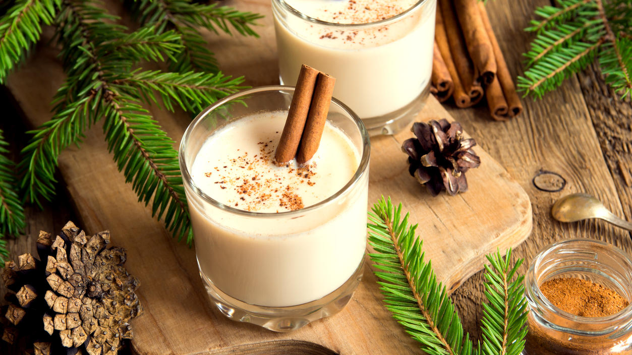 So einfach können Sie sich Ihre Weihnachtsdrinks selber machen! Eggnog mit Zimt