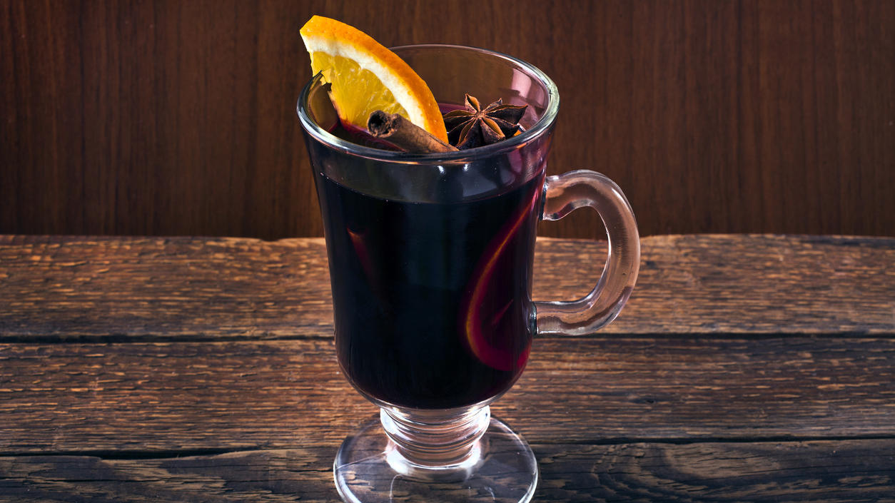 So einfach können Sie sich Ihre Weihnachtsdrinks selber machen! Glühwein mit Gin