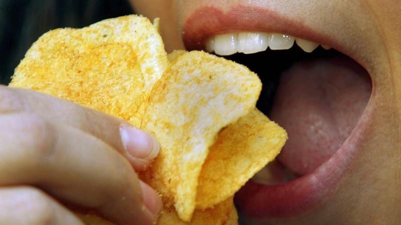 5 Mikrowellen-Tricks, die das Zeug zum Lifehack haben Eine junge Frau isst Kartoffelchips (Symbolbild aufgenommen am 4.12.2002 in Düsseldorf). Der Anteil des Krebs erregenden Stoffes Acrylamid ist in einigen Lebensmitteln nach Angaben des Verbraucherschutzministeriums bereits gesunken. So sei es etwa be