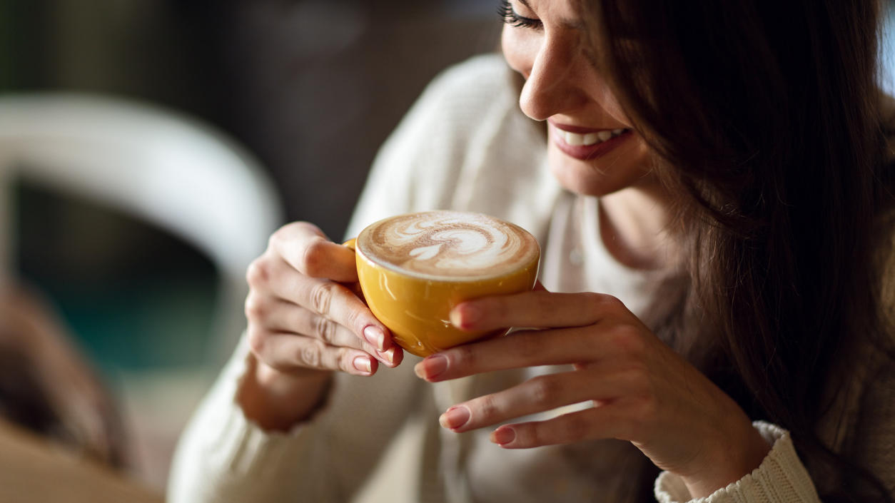 Wissenschaftler sicher: Nur so ist Kaffee am gesündesten Frau mit Tasse Kaffee