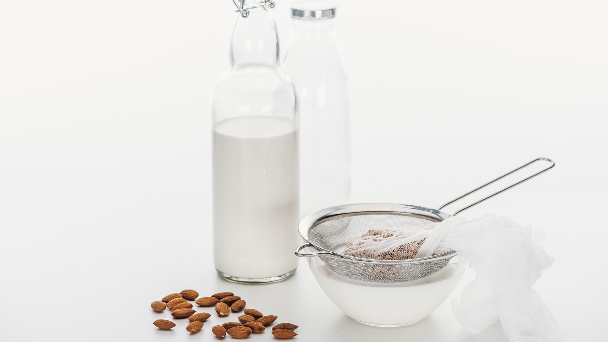 Mandelmilch selber machen: Vegane und laktosefreie Milch-Alternative Mandeln sind richtig gute Energielieferanten.